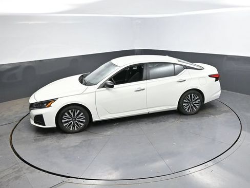 Used 2025 Nissan Altima 2.5 SV FWD image 36