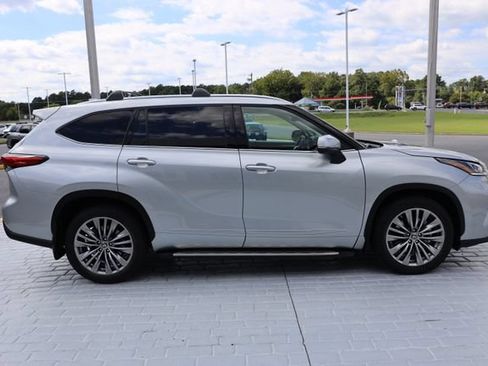 Used 2022 Toyota Highlander Platinum FWD image 6