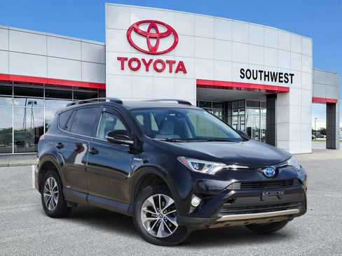 Used 2018 Toyota RAV4 XLE image 1