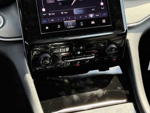 New 2025 Jeep Grand Cherokee Altitude image 14