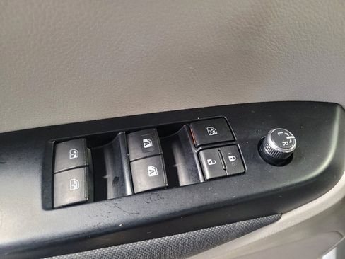 Used 2019 Toyota Highlander LE image 27