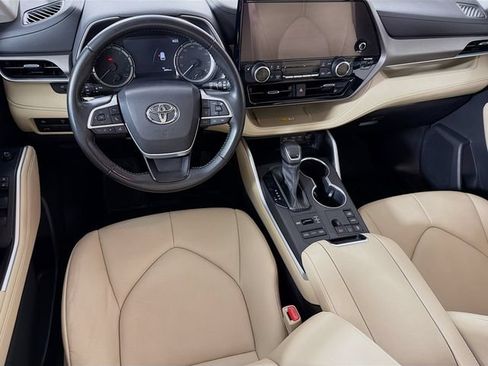 Used 2023 Toyota Highlander XLE AWD/4WD image 29