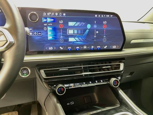 Used 2024 Chevrolet Traverse LT w/ Enhanced Driving Package AWD/4WD image 16
