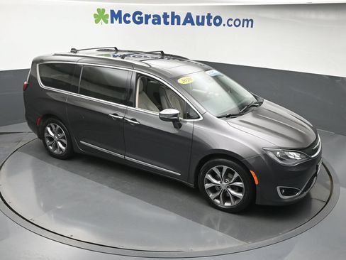 Used 2020 Chrysler Pacifica Limited w/ Tire & Wheel Group FWD image 3