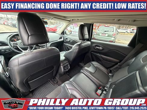 Used 2016 Jeep Cherokee Trailhawk w/ Comfort & Convenience Group AWD/4WD image 18