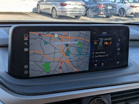 Used 2021 Lexus RX 350L Premium w/ Premium Package image 19