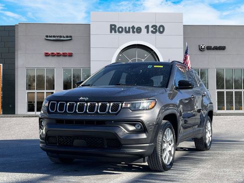 Used 2023 Jeep Compass Latitude image 2