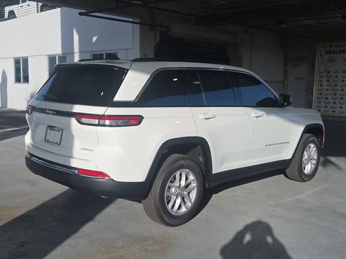 New 2025 Jeep Grand Cherokee Laredo image 5