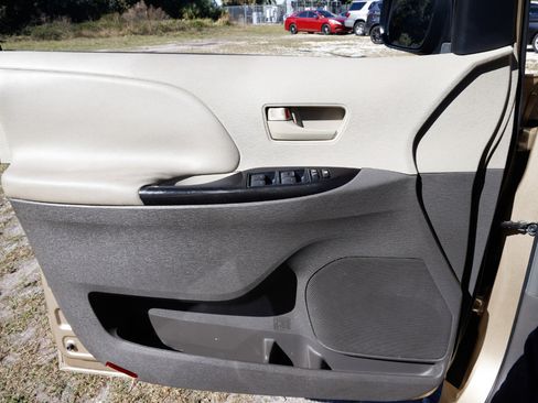 Used 2011 Toyota Sienna LE image 39