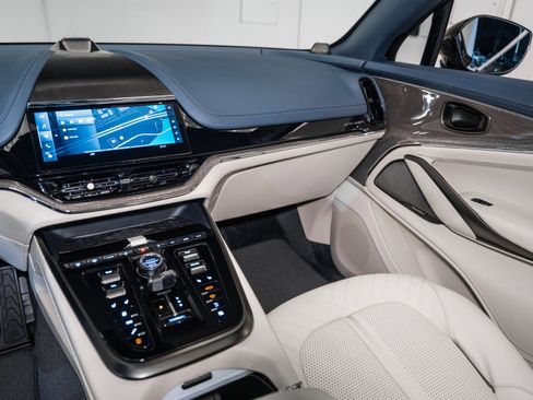 Used 2025 Aston Martin DBX 707 image 24