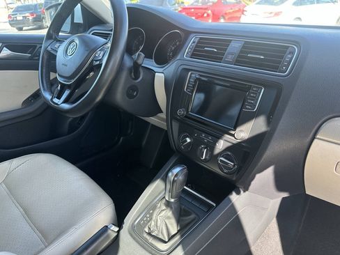 Used 2017 Volkswagen Jetta SE FWD image 9