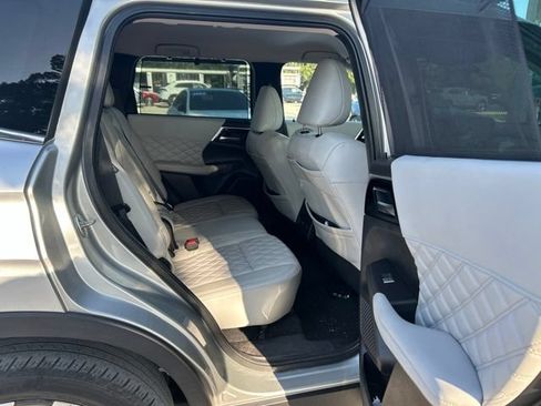 Used 2023 Mitsubishi Outlander SEL FWD image 8