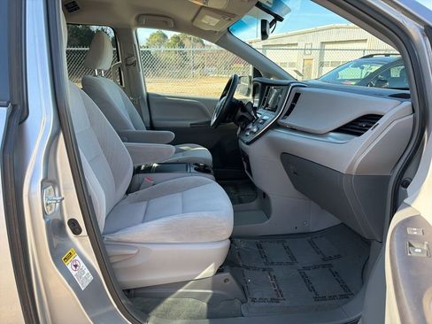 Used 2015 Toyota Sienna LE image 28