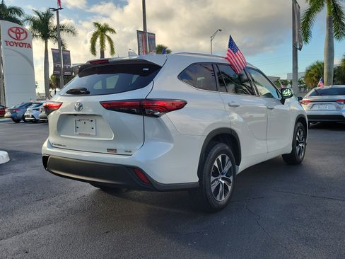 Used 2020 Toyota Highlander XLE FWD image 12