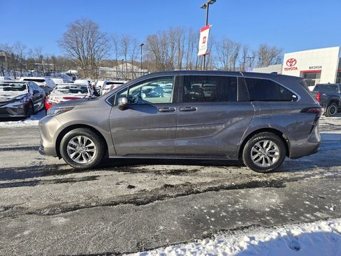 Used 2024 Toyota Sienna LE image 3