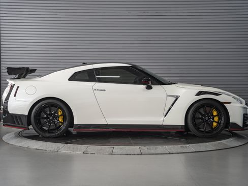 Used 2024 Nissan GT-R NISMO w/ Floor Mat Package AWD/4WD image 6