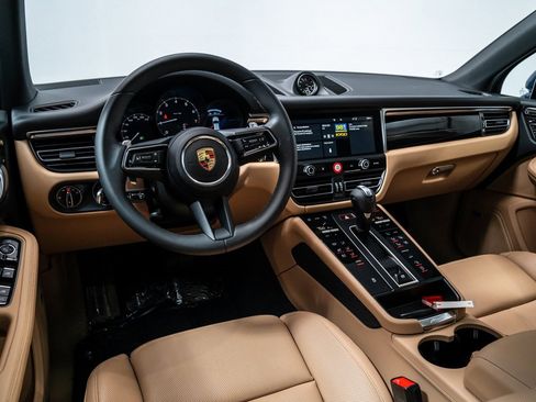Used 2025 Porsche Macan image 4