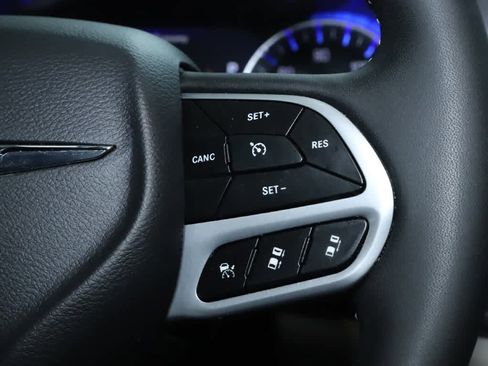 Used 2023 Chrysler Pacifica Touring-L image 23