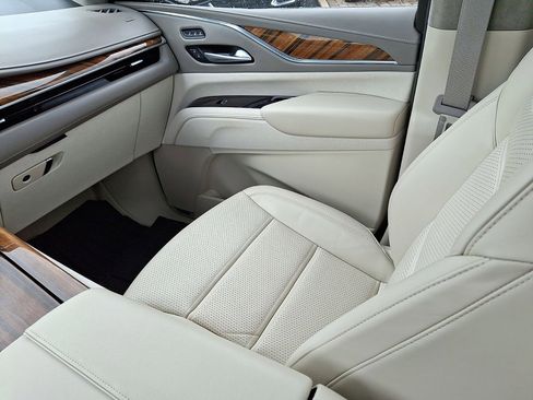 Used 2024 Cadillac Escalade Premium Luxury Platinum AWD/4WD image 11
