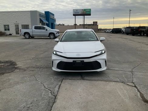 Used 2025 Toyota Camry LE image 3