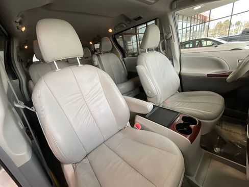Used 2012 Toyota Sienna XLE image 18