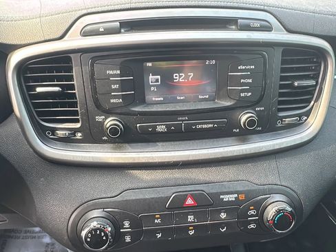 Used 2016 Kia Sorento LX Sport Utility 4D image 32