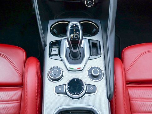 Used 2023 Alfa Romeo Giulia Veloce AWD/4WD image 51