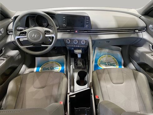 Used 2022 Hyundai Elantra SE image 16