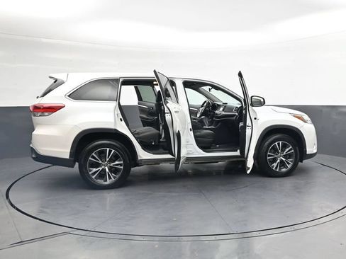 Used 2018 Toyota Highlander LE FWD image 40