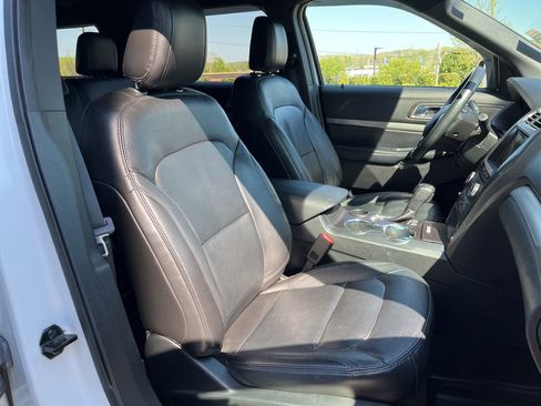 Used 2018 Ford Explorer XLT w/ Equipment Group 202A FWD image 25