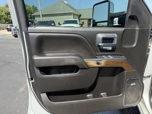 Used 2019 GMC Sierra 2500 Denali w/ Duramax Plus Package AWD/4WD image 10