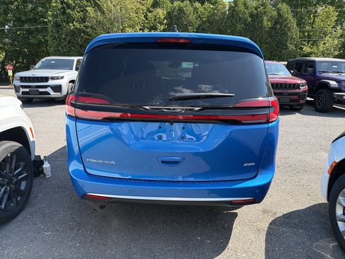 New 2027 Chrysler Pacifica Select w/ Family Tech Group AWD/4WD image 6