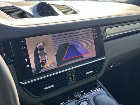 Certified 2023 Porsche Cayenne Platinum Edition image 20