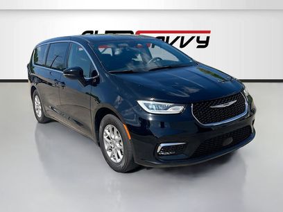 Used 2025 Chrysler Pacifica Select