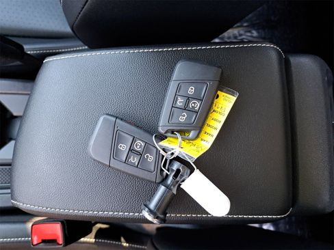 Certified 2023 Volkswagen Tiguan SE image 37