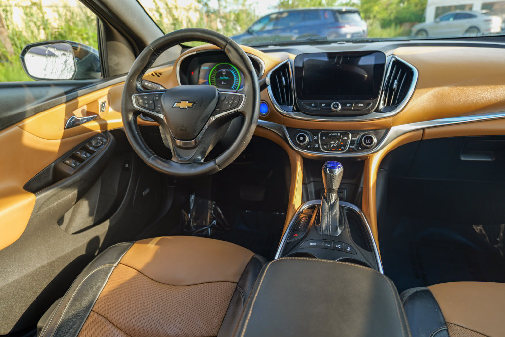 Used 2018 Chevrolet Volt Premier w/ Driver Confidence Package FWD image 41