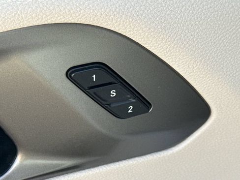 Used 2023 Chrysler Pacifica Touring-L FWD image 21