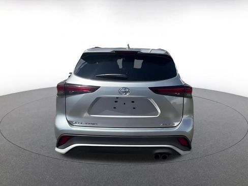 Used 2025 Toyota Highlander XSE AWD/4WD image 12