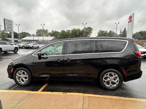 Used 2024 Chrysler Pacifica Limited w/ Uconnect Theater Family Group AWD/4WD image 5