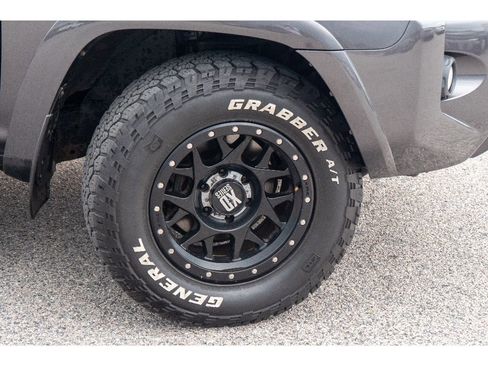 Used 2018 Toyota 4Runner SR5 AWD/4WD image 27