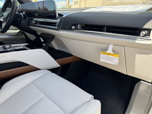 New 2026 Cadillac Vistiq Luxury image 13