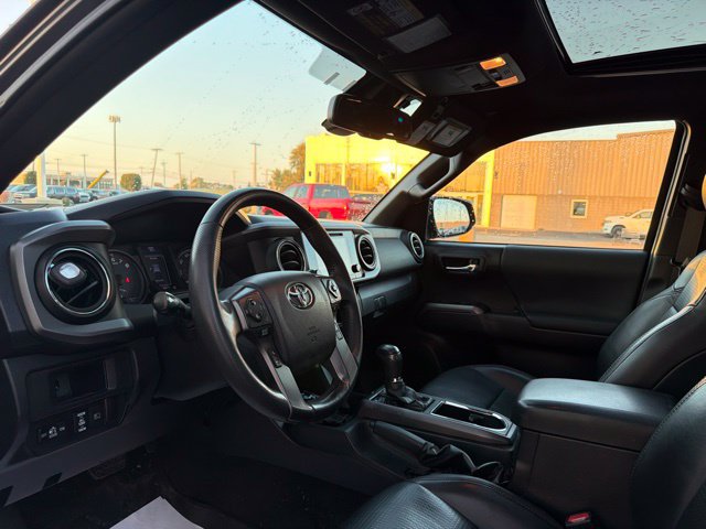 Used 2018 Toyota Tacoma TRD Sport AWD/4WD image 17