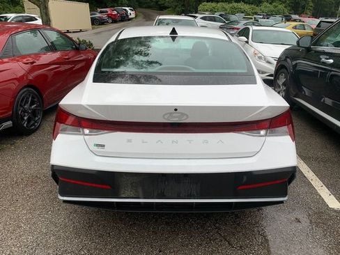 Certified 2024 Hyundai Elantra SEL FWD image 3