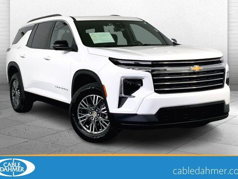 Used 2024 Chevrolet Traverse LT image 1