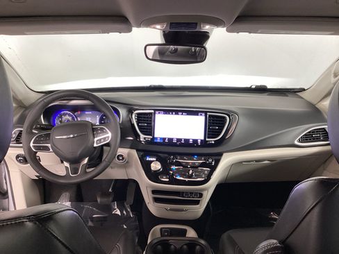 Used 2023 Chrysler Pacifica Touring-L FWD image 17