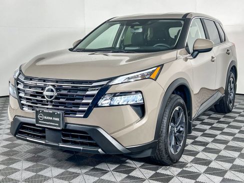 Certified 2025 Nissan Rogue SV image 3