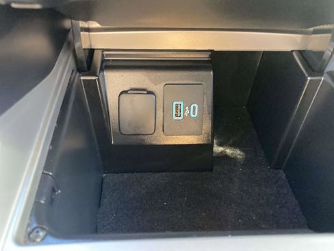 Used 2022 Ford Explorer XLT w/ Equipment Group 202A image 27