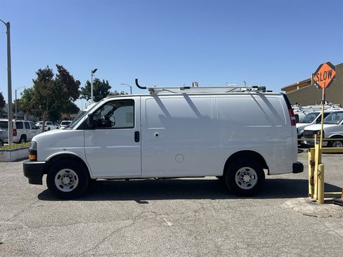 Used 2018 Chevrolet Express 2500 w/ Driver Convenience Package RWD image 4