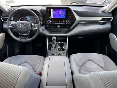 Used 2024 Toyota Highlander LE image 2