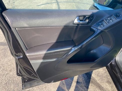 Used 2016 Volkswagen Tiguan S image 9